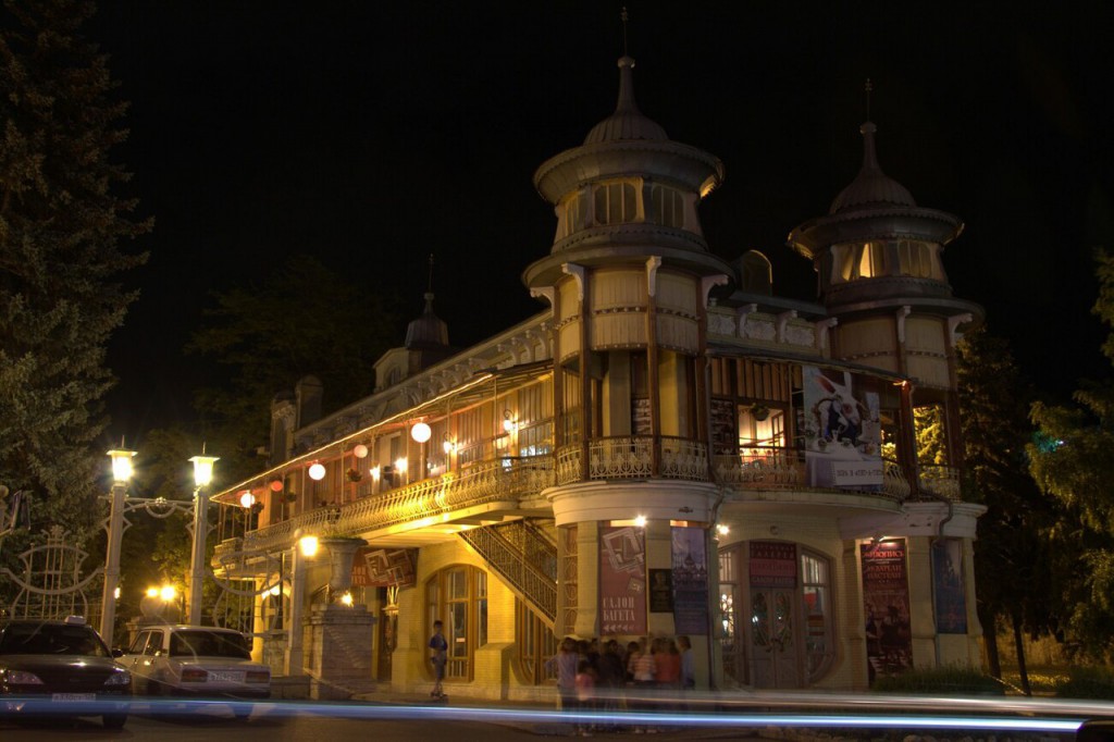 Кофейня Гукасова в городе Пятигорске, вход в Цветник ночью